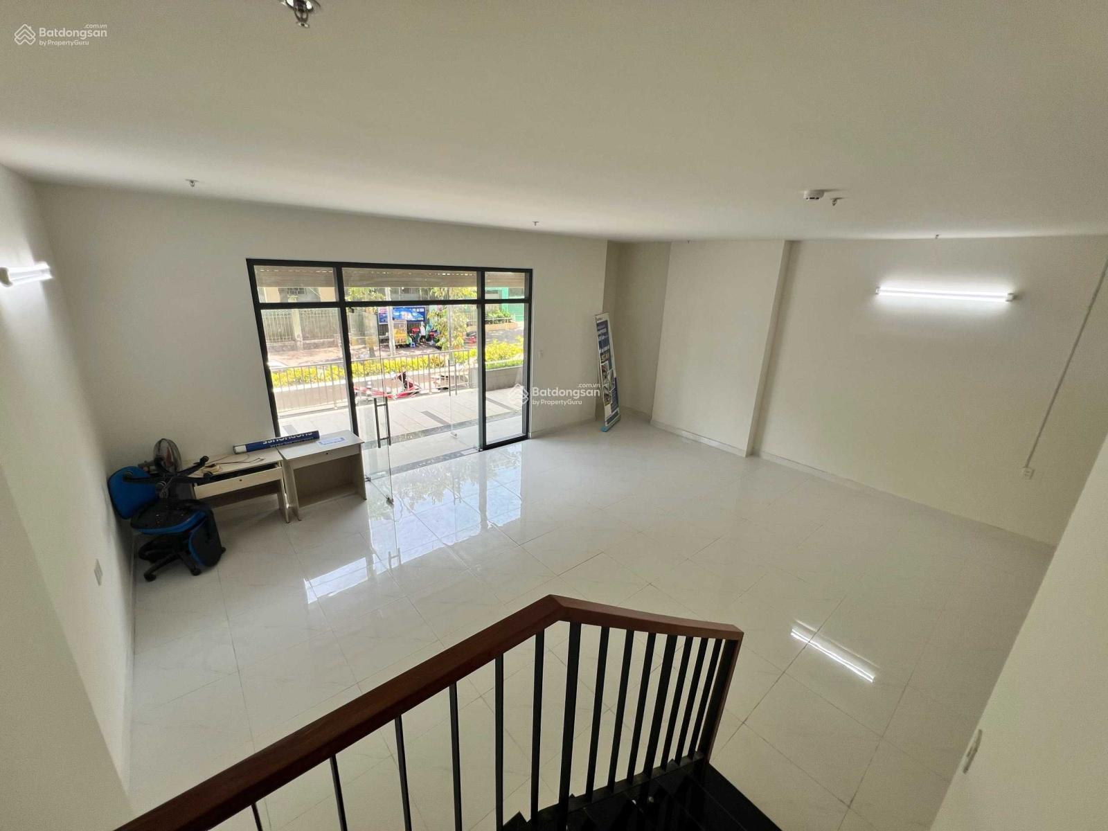 Cho thuê shophouse 151m2 , trệt , lầu , 3wc , 3pn . 15tr Ngay 2225